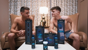Men: Glory Hole Stroker in Action