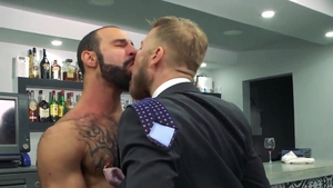 menatplay: Bearded Waiter Takes Huge Tip